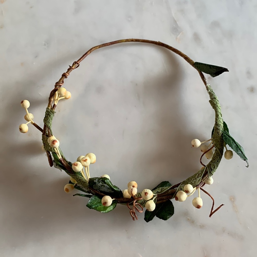 🆕🌸👑 Flower hair crown handmade with green leaves, lace, cream berries, twigs